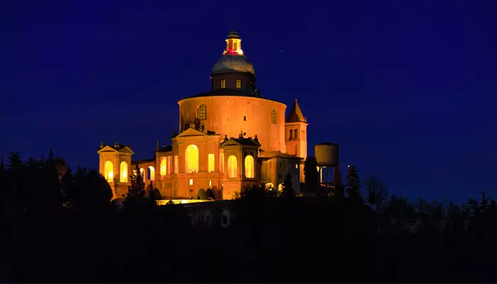 La Basilica di San Luca (BO) illuminata di notte