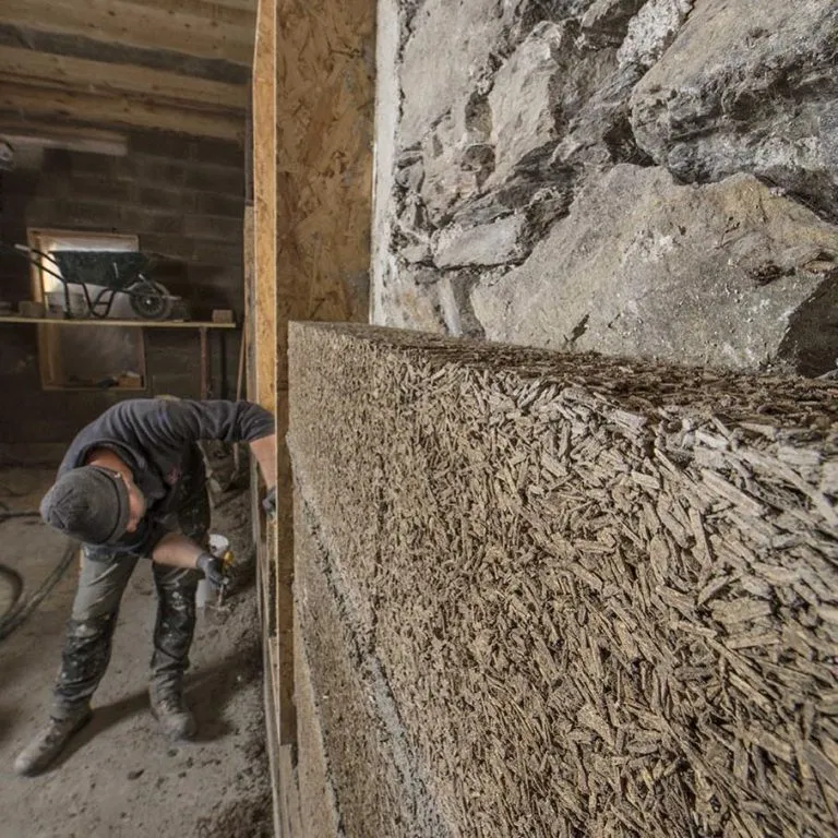 Un esempio di utilizzo di blocchi di calce, canapa e legno. Via pagina Facebook @Abitazioni Ecologiche